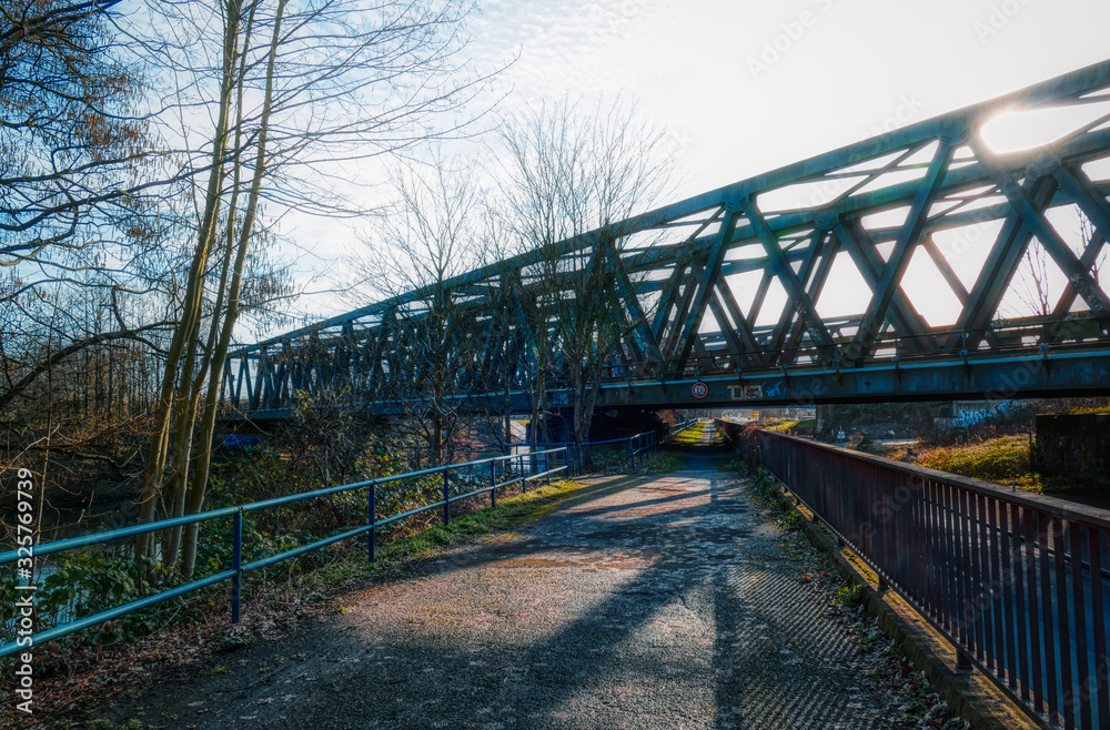 Fototapeta premium Fußgängerweg in der Brückenlandschaft in den Ruhrauen