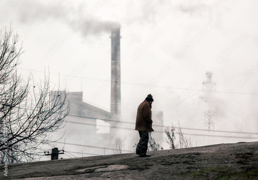 Ταπετσαρία lonely beggar man on the background of smoking chimneys of a factory in Ukraine