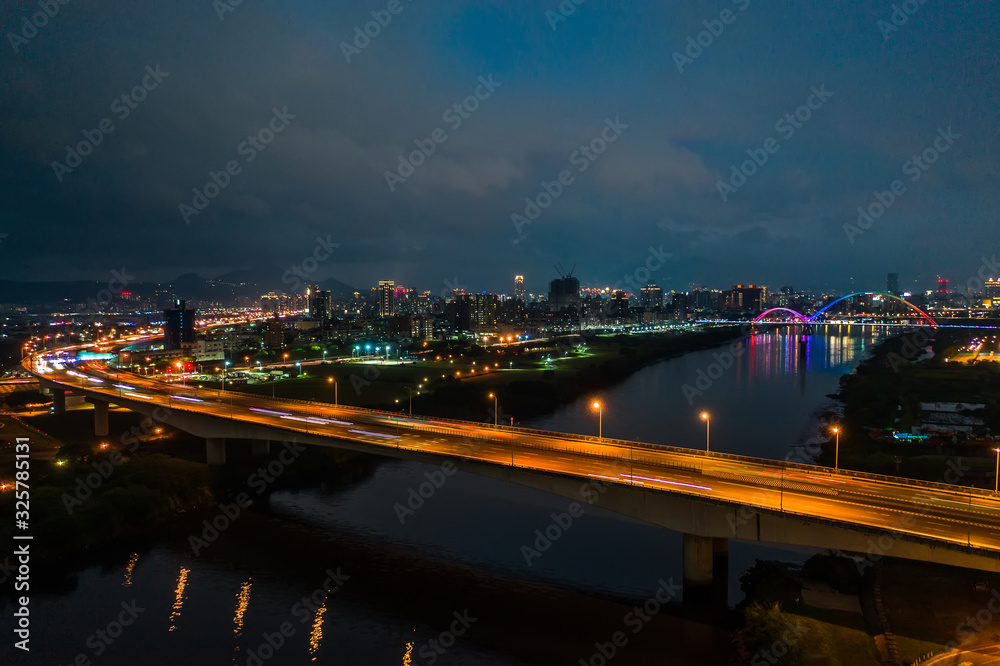 Fototapeta premium Crescent Bridge - landmark of New Taipei, Taiwan with beautiful illumination at night, photography in New Taipei, Taiwan.