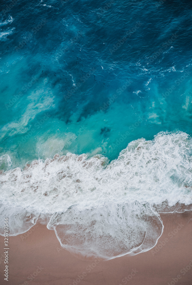 Obraz premium waves on the beach