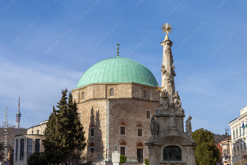 Holy Trinity statue with the mosque of pasha Qasim the Victorious in Pecs