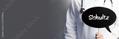 Schultz. Arzt im Kittel hält Sprechblase hoch. Das Wort Schultz steht im Schild. Symbol für Krankheit, Gesundheit, Medizin photo