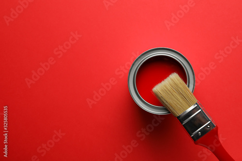Fototapeta Naklejka Na Ścianę i Meble -  Paint can and brush on red background, top view