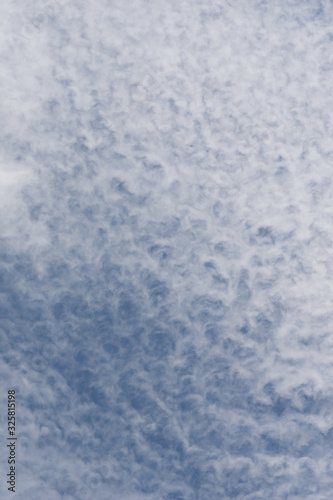 Schäfchenwolken am blauen Himmel