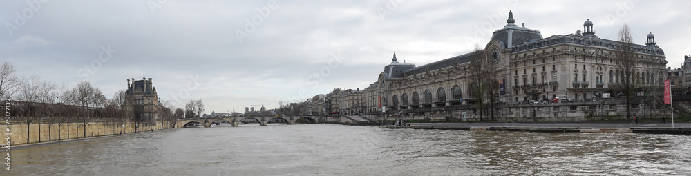 Panoramique : Paris, France, la Seine, le pont Royal, les tours de Notre-Dame de Paris au loin.