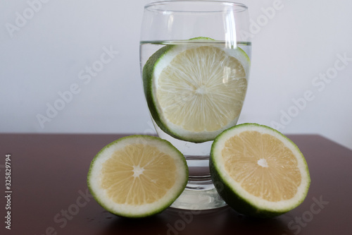 Copa de limonada con sabrosos limones