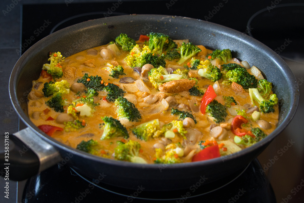 Gemüsepfanne, Hühnchenpfanne, Thai Curry mit frischem Gemüse und Fleisch in einer Pfanne Gemüsepfanne, Hühnchenpfanne, Thai Curry mit frischem Gemüse und Fleisch in einer Pfanne