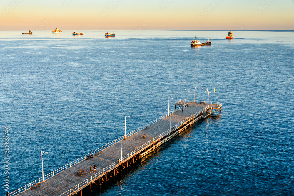 Obraz premium Widok z lotu ptaka na molo na zachód słońca