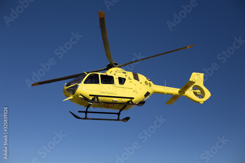 Helic  ptero Amarillo sobre cielo azul preparado para iniciar vuelo de ala rotatoria 