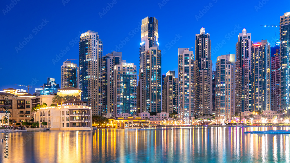 Obraz premium Skyscraper Corporate Building With Water Reflection