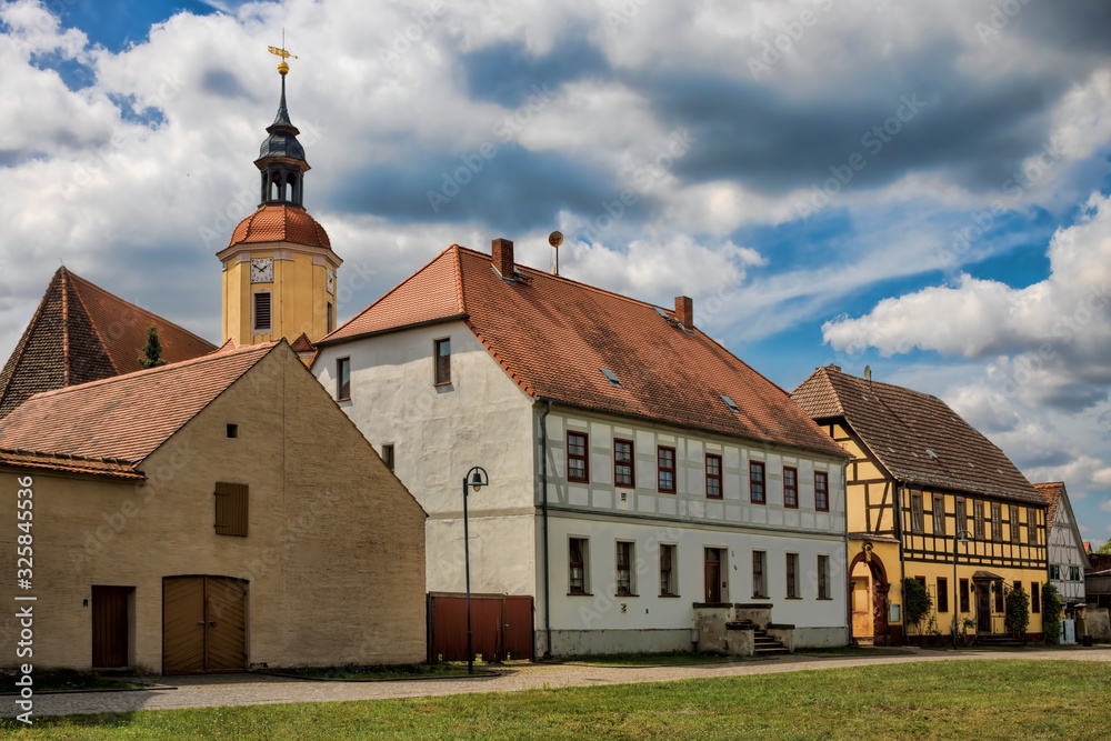 annaburg, deutschland - altstadt mit altem schulhaus, pfarrhaus und evangelischer kirche