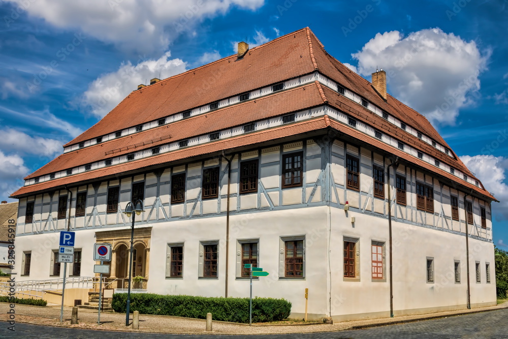 annaburg, deutschland - mittelalterliches amtshaus am marktplatz
