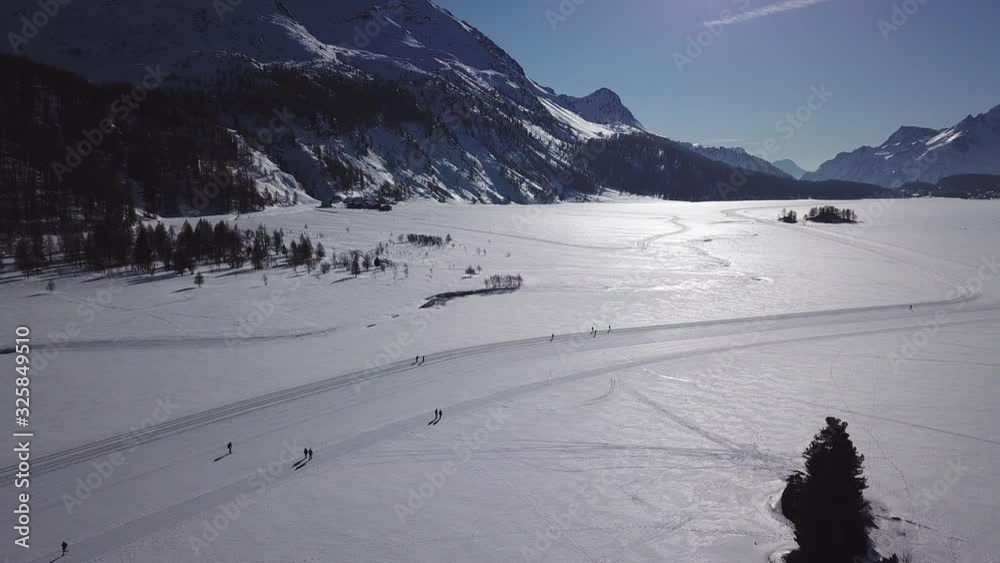 skieur de fond sur le lac gelé - Suisse
