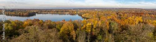 Colorful autumn trees in the Sechs-Seenplatte recreation area in Duisburg, North Rhine-Westphalia, Germany © Julia Hermann