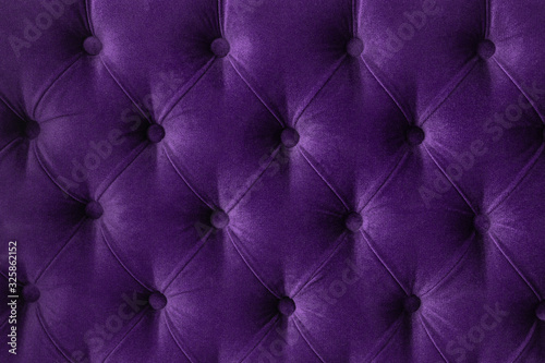 Foto Quilted velour buttoned purple violet color fabric wall pattern background