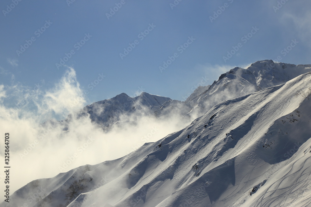 八方尾根から望む厳冬期の鹿島槍ヶ岳と五竜岳 ( Beautiful snow wrapped Mt.Goryu and Mt.Kashimayari from Happo mountain ridge, Nagano, Japan )