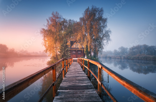 Dekoracja na wymiar  old-fisherman-house-and-wooden-pier-at-foggy-morning-in-autumn-beautiful-landscape-with-house-on-small-island-on-the-lake-in-fog-colorful-trees-jetty-reflection-in-water-at-dawn-in-fall-in-ukraine