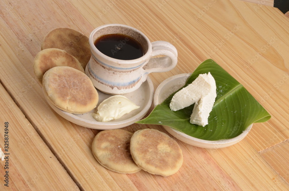 arepa de trigo venezolana con queso cuajado y taza de café caliente arepa de trigo venezolana con queso cuajado y taza de café caliente