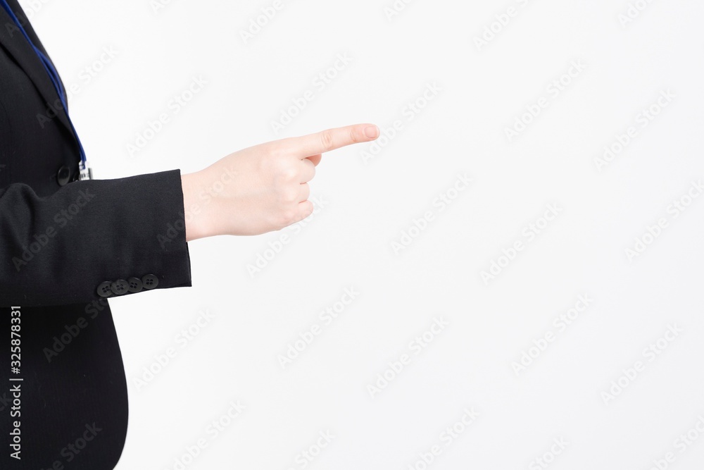 ビジネスのポイントを指し示す女性の手元
