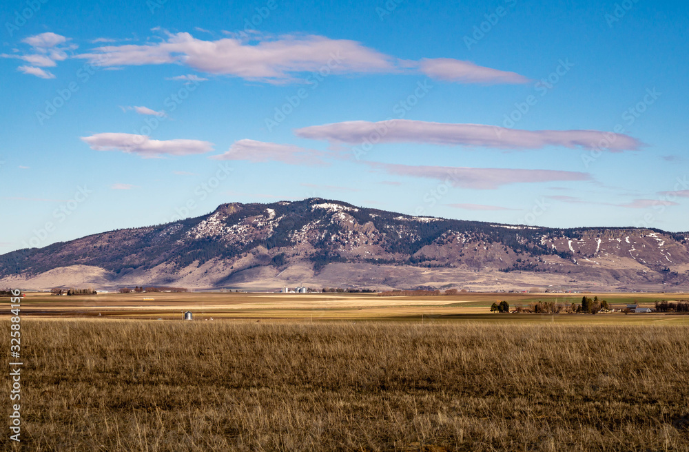 Fototapeta premium Mt Harris rising above the Grande Ronde Valley in Oregon