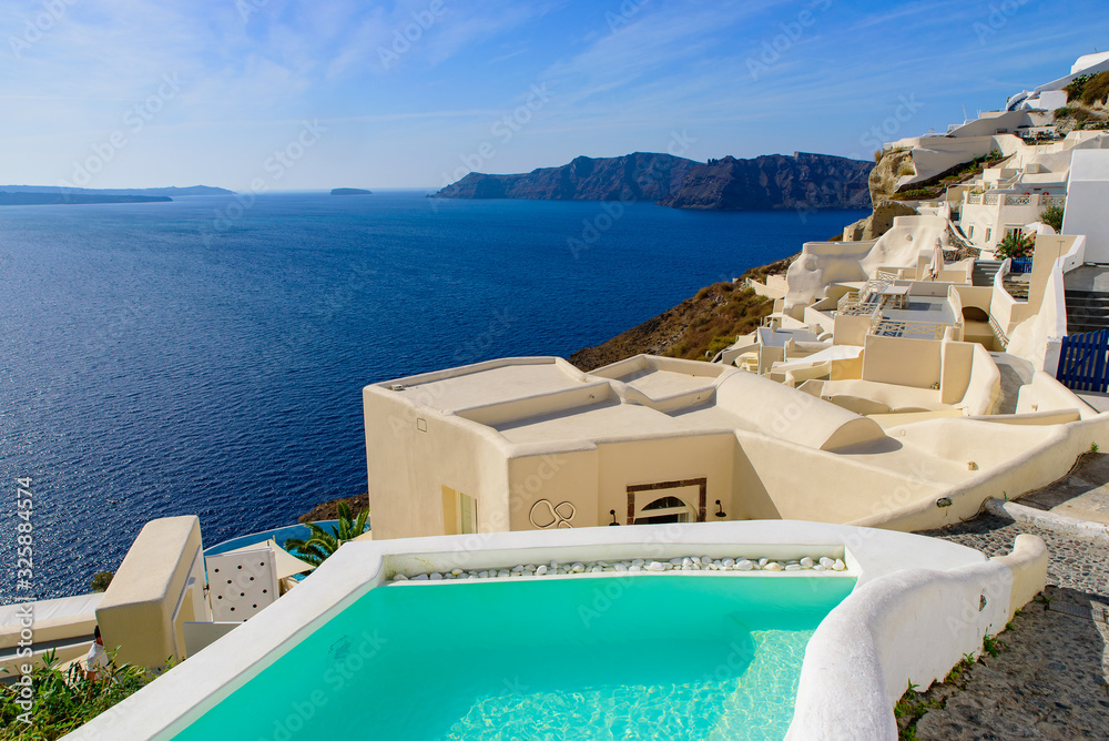 Obraz premium Traditional white buildings facing Aegean Sea in Oia, Santorini island, Greece