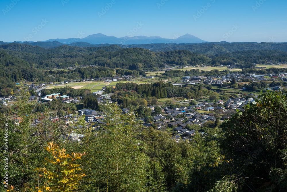 霧島連山をバックに蒲生の町並み