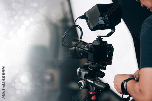 Fotografia videographer, professional camera, man with camera