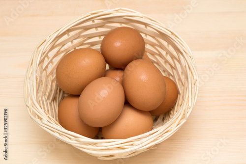 かごに入れた赤卵