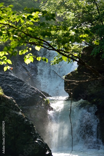 初夏の森の奥の滝の風景 © askaflight