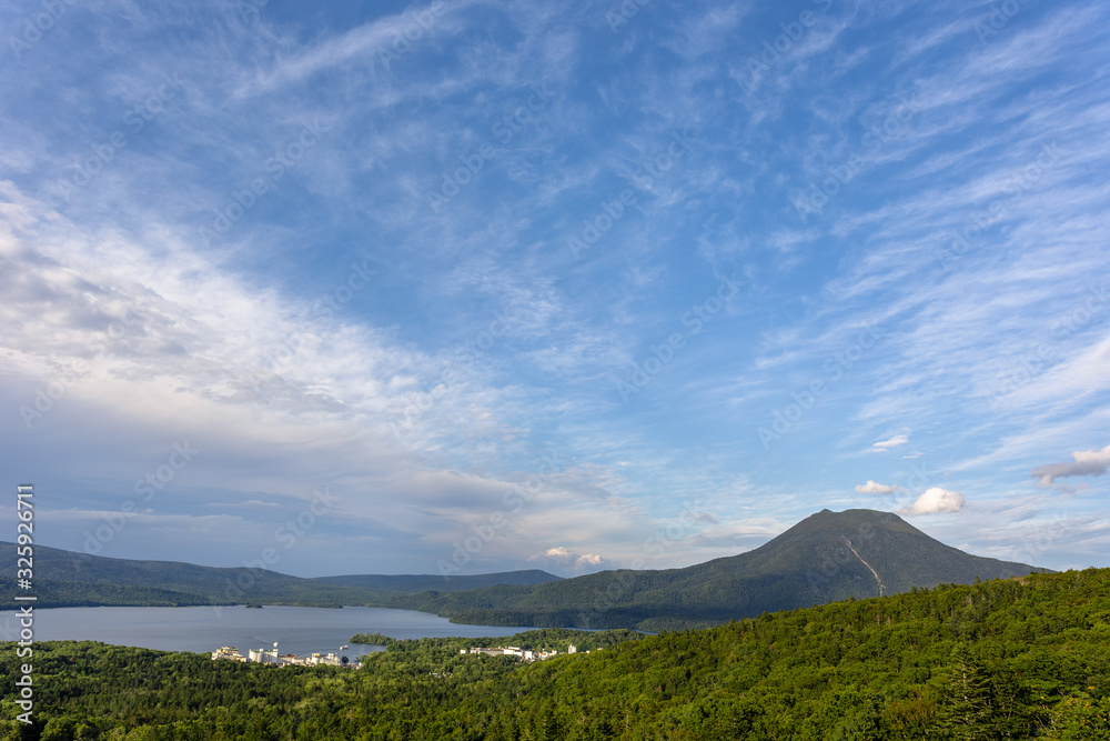 日本・北海道東部の国立公園、阿寒湖と雄阿寒岳