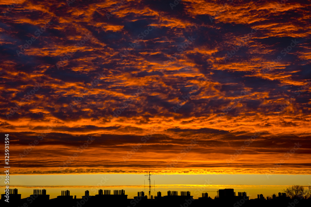 Obraz premium Sky with red clouds in the city at sunrise.