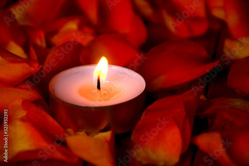 entspannung  mit teelicht und rosen