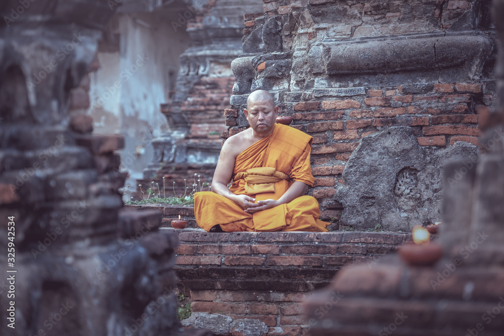 Φωτογραφία Asia monk vipassana for meditation at old temple of Thailand.