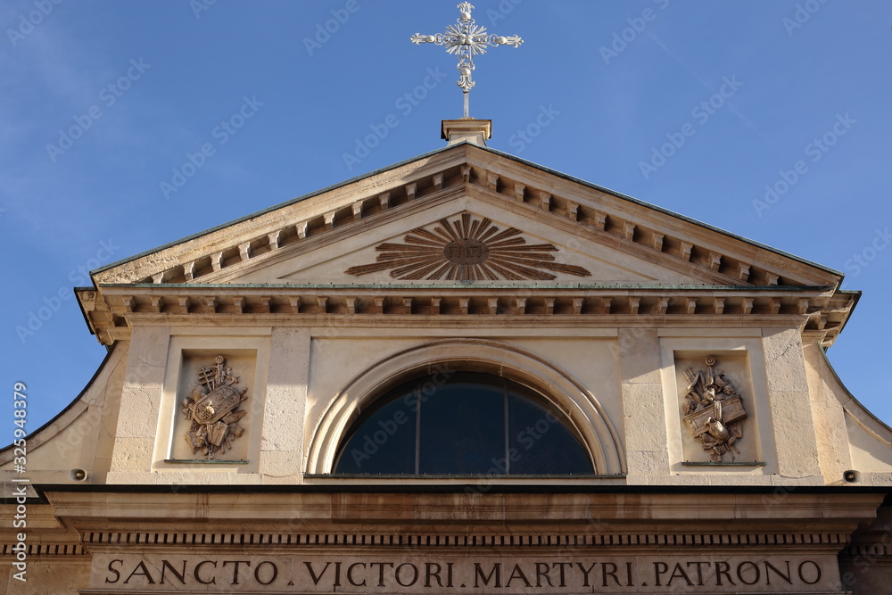 Particolare della facciata della Basilica di San Vittore a Varese, Lombardia.