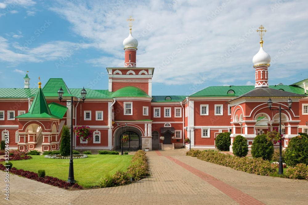 Obraz premium On the territory of the Nikolo-Peshnoshsky Monastery in the village of Lugovoi, Dmitrovsky District, Moscow Region. The monastery was founded in 1361.