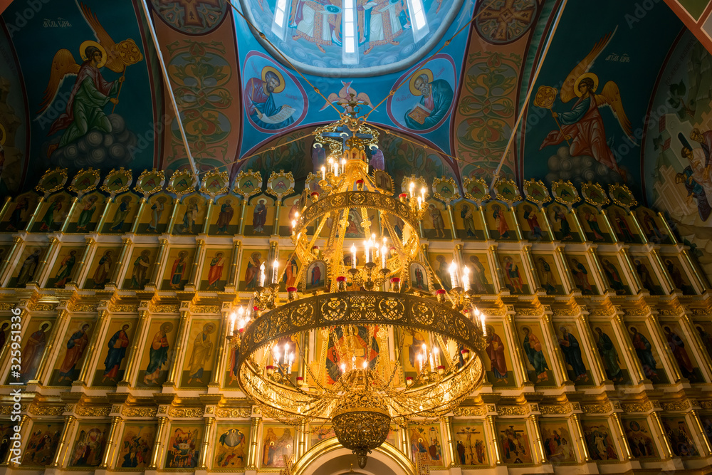 Obraz premium Interior of the St. Nicholas Cathedral of the Nikolo-Peshnoshsky Monastery in the village of Lugovoi, Dmitrovsky District, Moscow Region. The monastery was founded in 1361.