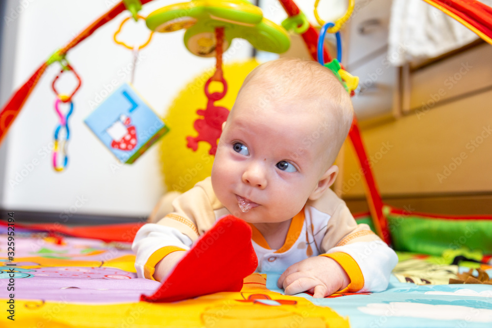 Fototapeta premium dziecko bawi się zabawkami