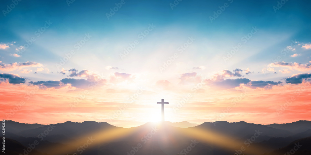 Fotografie Silhouette cross on mountain sunset background