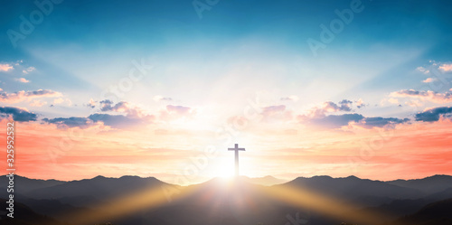 Fotografie Silhouette cross on mountain sunset background