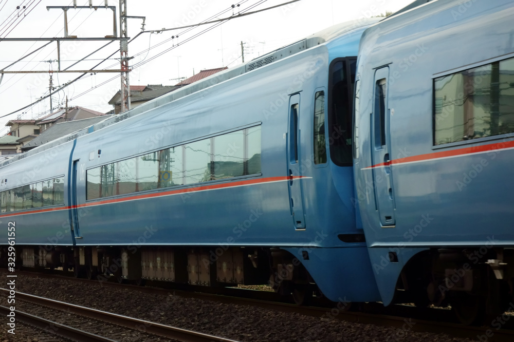 Obraz premium 都市と観光地を結ぶ、最新のスタイリッシュな行楽用の電車