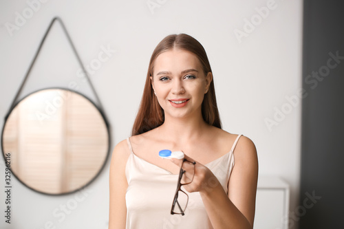 Young woman with contact le...