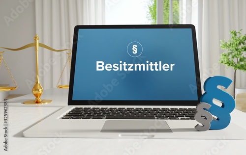 Besitzmittler – Recht, Gesetz, Internet. Laptop im Büro mit Begriff auf dem Monitor. Paragraf und Waage. photo