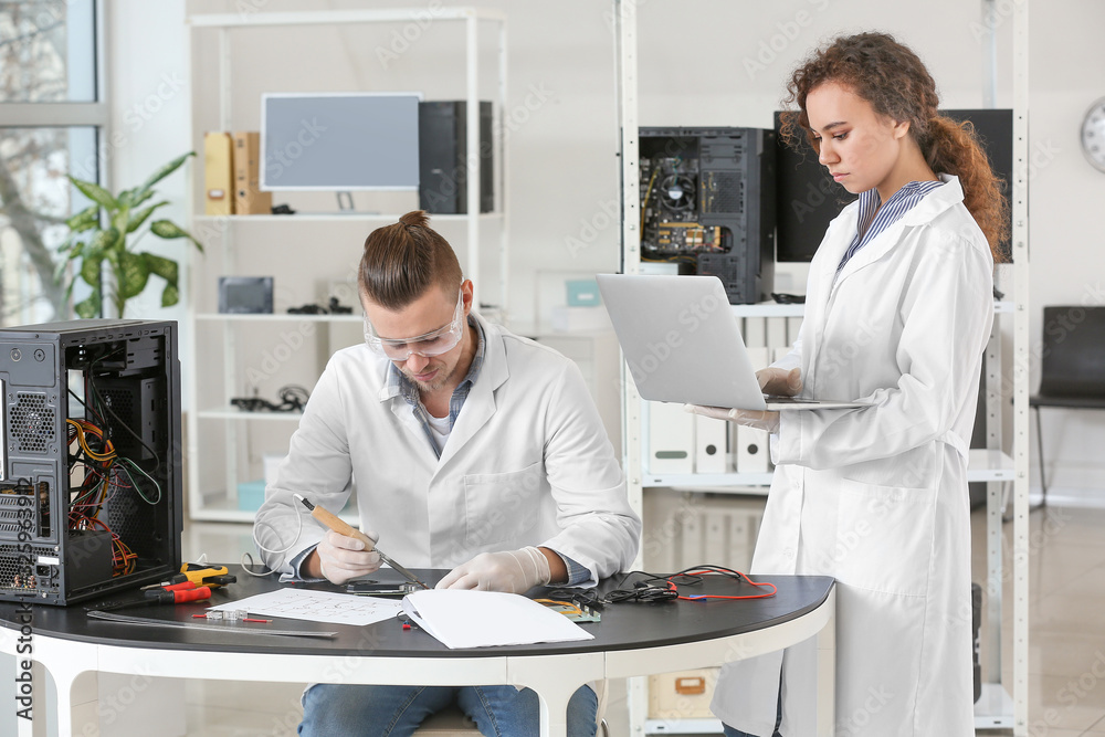 Obraz premium Electronic technicians working in service center