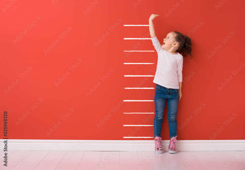 Kid is measuring the growth - obrazy, fototapety, plakaty 