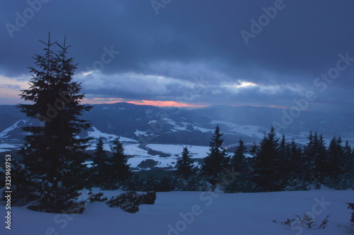 Zimowa sceneria Niskich Tatr na Słowacji