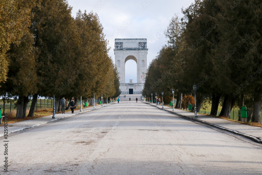 Obraz premium Sacrario militare di Asiago o sacrario del Leiten, grande monumento storico e uno dei principali ossari militari della Prima guerra mondiale