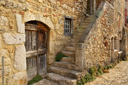 Vieille maison en pierres et son escalier    P  rouges  01800   d  partement de l Ain en r  gion Auvergne-Rh  ne-Alpes  France