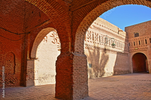 Quadro su tela The historical medina of Tozeur (Ouled el Hadef), Tunisia, decorated with patter