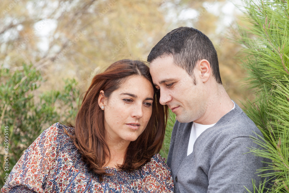 portraits of happy couples outside portraits of happy couples outside