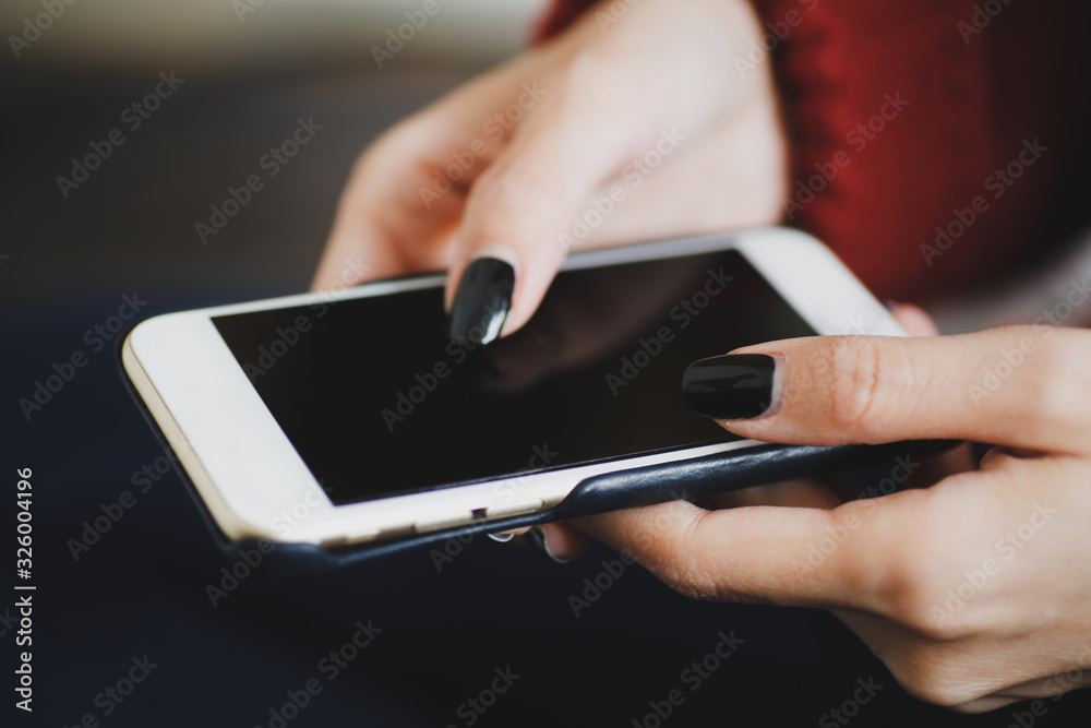 スマホを操作する女性 スマホを操作する女性